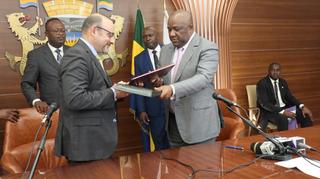 Signature mémorandum d'entente entre le représentant de l'UNICEF au Gabon Monsieur Stephan Grieb et le Maire de Libreville Léandre Nzue