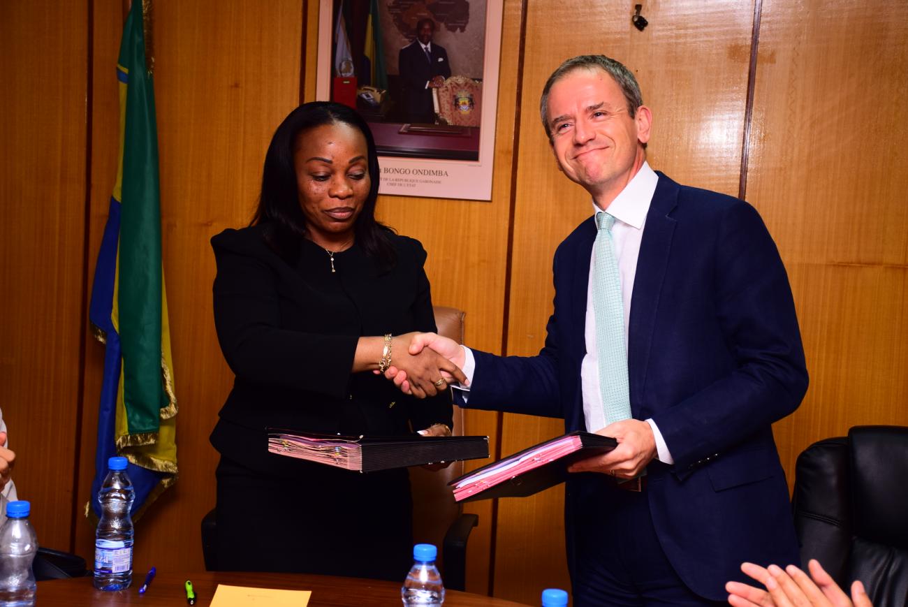La Ministre en charge des Solidarité Nationale et le Coordonnateur Résident du Système des Nations Unies au Gabon se serrant la main après la signature