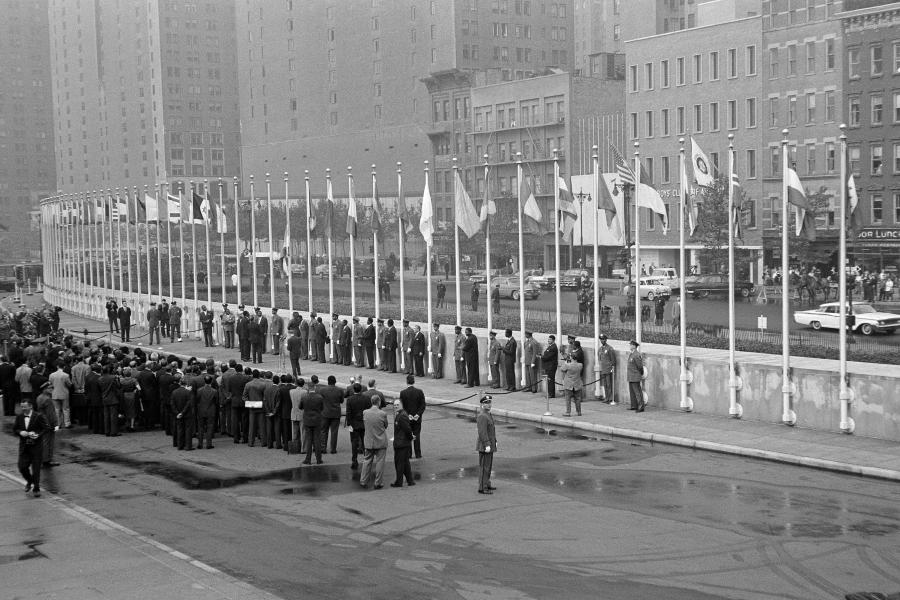 Cérémonie de la levée des drapeau à New York en 1960