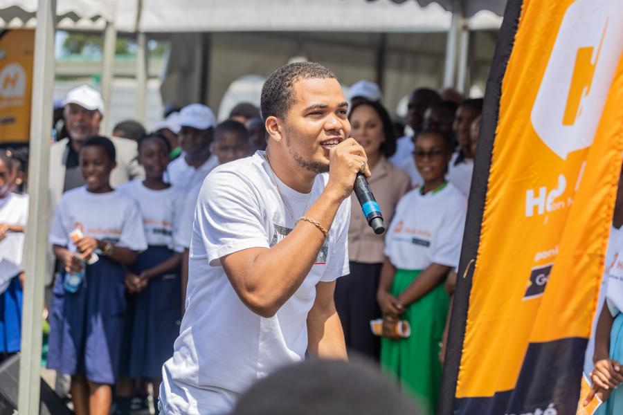 Le rappeur star gabonais Donzer en concert pour le lancement de l'application "Hello Ado"
